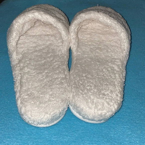 Spa slippers slip on comfy cushy fuzzy white rubber non-slip sole NEW size 9 1/2 - Picture 3 of 5